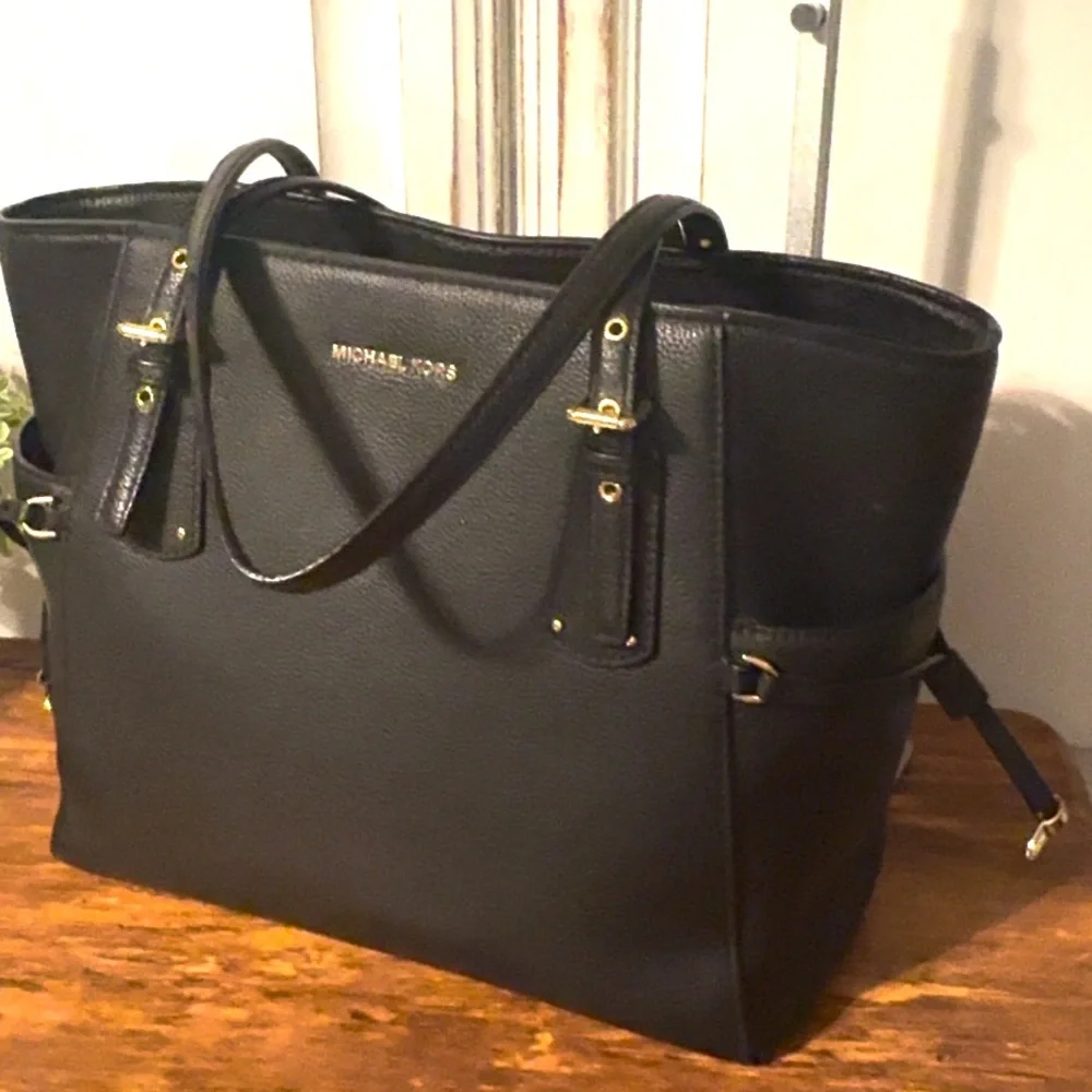 Voyager Large black Saffiano Leather Tote Bag - Picture 4 of 6